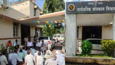 Photo of वाई (मेंढी) ते कलगाव रस्त्यांचे काम रखडल्याने ग्रामस्थाचा पुसद सा.बां.विभागापुढे संविधानाची प्रत खुर्चीवर ठेवून ठिय्या आंदोलन!