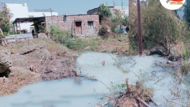 Photo of महावीर नगर येथे नालीचे घाण पाणी प्लॉटमध्ये साचल्यामुळे नागरिकांचे आरोग्य धोक्यात नगर अभियंत्याच्या अजब गारभार!