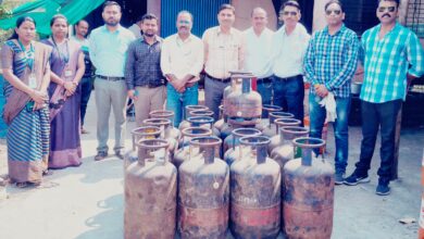 Photo of पुसद शहरात सिलिंडरचा काळाबाजार ! इंद्रप्रस्थ येथील एकाच घरात सापडले विविध कंपन्यांचे २१ सिलिंडर; पुरवठा विभागासह स्थानिक गुन्हे शाखेची संयुक्त कारवाई!