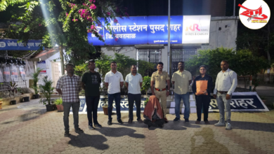 Photo of पुसद शहर पोलिस स्टेशनच्या हद्दीत नदीच्या तीरावर एक इसम विक्री करीत होता गांजा ; उपविभागीय पोलिस अधिकाऱ्यांच्या पथकांनी त्याच्यावर टाकला छापा..