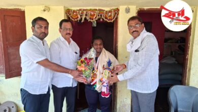 Photo of सुवर्णकन्या कु. साक्षी बुरकुलेचा श्री अनिरुद्ध पाटील चोंढीकर यांच्या हस्ते सत्कार!