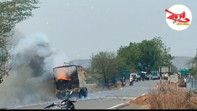 Photo of विनापरवाना फटाके वाहुन नेताना चारचाकी वाहन जळुन खाक;अवैधरीत्या फटाके विक्री व वाहतुक करणाऱ्या कारवाईची मागणी!